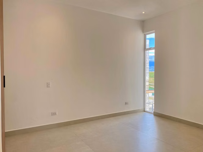 Rebajada - Casa Moderna con Vista en Condominio 2370 Lomas