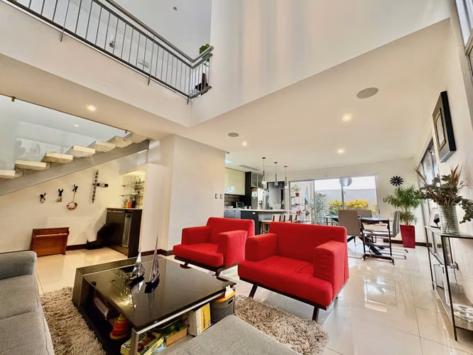 RIO ORO SANTA ANA! MODERNA CASA EN CONDOMINIO 3 HAB + SERVICIO + OFICINA - Imagen 2