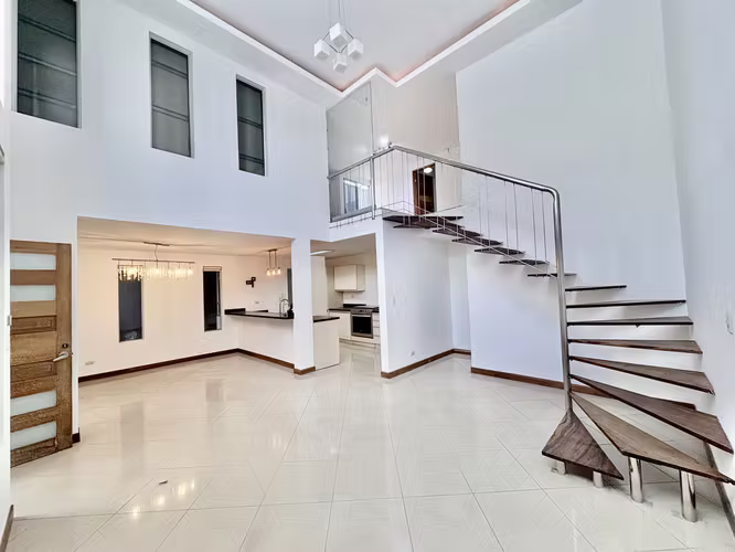 ALTOS DEL HORIZONTE! CASA ESQUINERA INDEPENDIENTE DE 3 HAB + 2.5 BAÑOS Y JARDIN