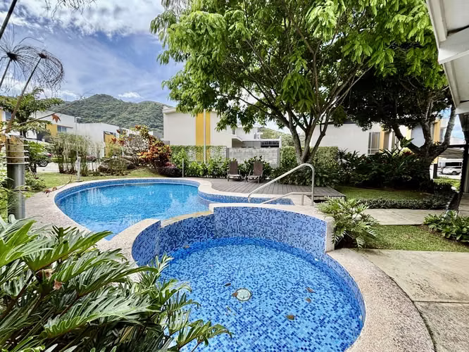 RIO ORO SANTA ANA! MODERNA CASA EN CONDOMINIO 3 HAB + SERVICIO + OFICINA - Imagen 18