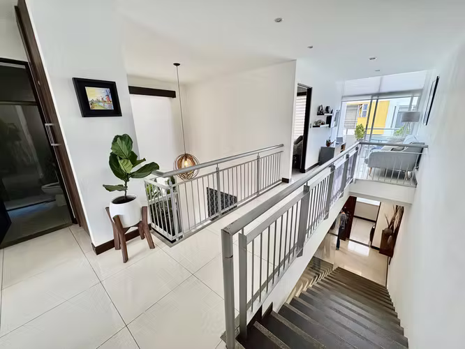RIO ORO SANTA ANA! MODERNA CASA EN CONDOMINIO 3 HAB + SERVICIO + OFICINA - Imagen 10