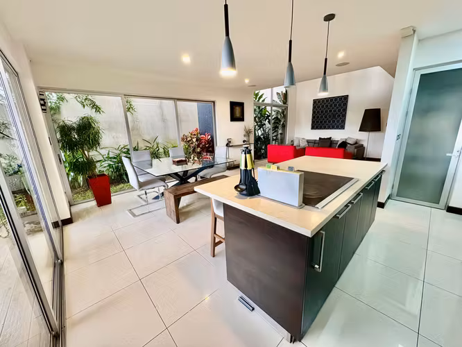 RIO ORO SANTA ANA! MODERNA CASA EN CONDOMINIO 3 HAB + SERVICIO + OFICINA - Imagen 9