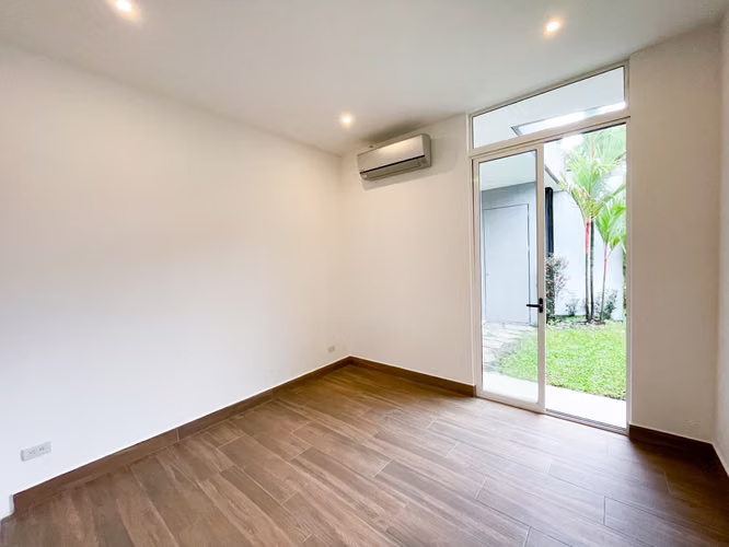 Alquiler de casa de un solo nivel en condominio Santa Ana Centro, con linea blanca