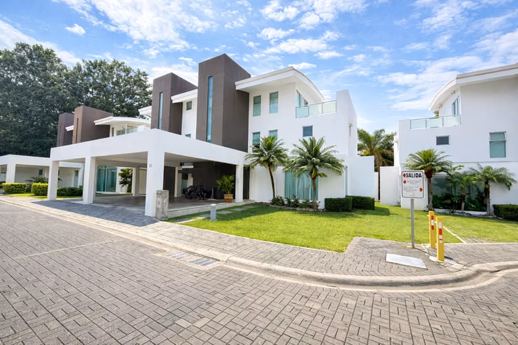 Casa con Piscina Privada en Santa Ana Centro – 4 Dormitorios
