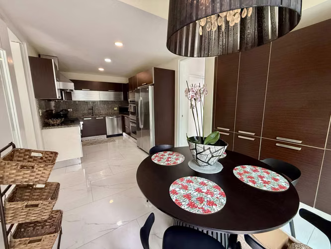 Casa con Piscina Privada en Santa Ana Centro – 4 Dormitorios