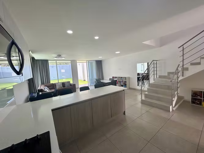 ALQUILER CASA CON PATIO GRANDE 4 HAB + SALA DE TV, 2.5 BA, 3 PARQ,  CONDOMINIO LA ARBOLEDA, BELEN. - Imagen 11