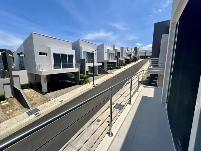 ALQUILER CASA CON PATIO GRANDE 4 HAB + SALA DE TV, 2.5 BA, 3 PARQ,  CONDOMINIO LA ARBOLEDA, BELEN. - Imagen 17