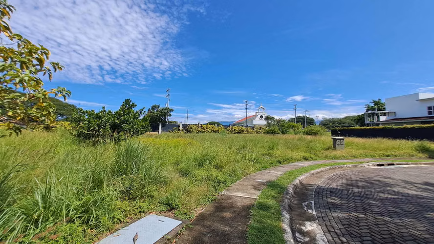 LOTES EN VENTA. DESDE 623 m2. CONDOMINIO EXCLUSIVO.