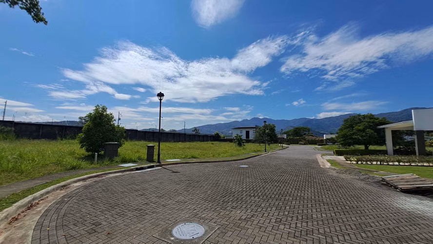LOTES EN VENTA. DESDE 623 m2. CONDOMINIO EXCLUSIVO.