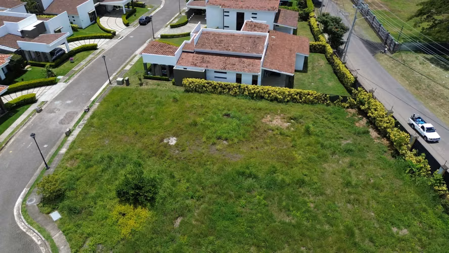 LOTES EN VENTA. DESDE 623 m2. CONDOMINIO EXCLUSIVO.