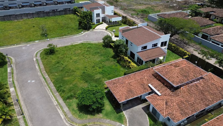 LOTES EN VENTA. DESDE 623 m2. CONDOMINIO EXCLUSIVO.