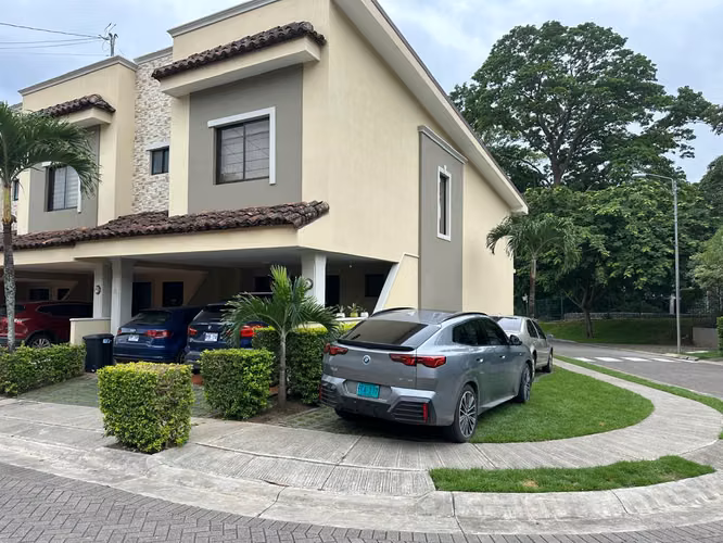 ¡Alquiler de Exclusiva Casa Esquinera en el Condominio Santa Ana Hills!