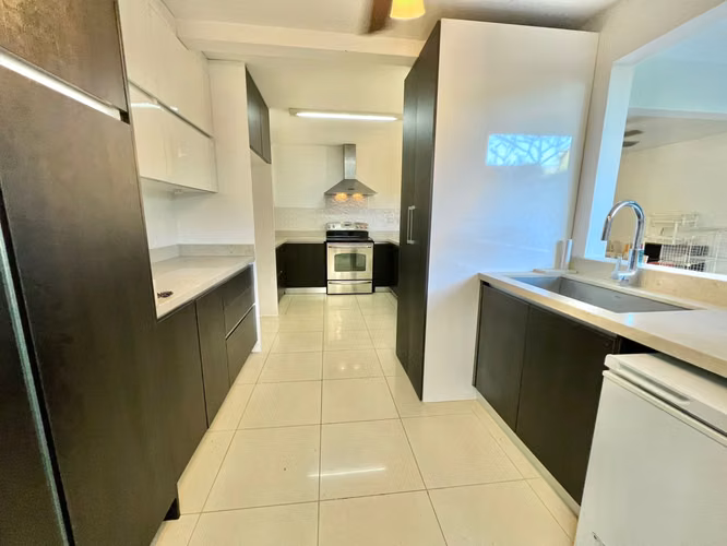 Condominio de tres niveles y cuarto de servicio en Brasil de Mora