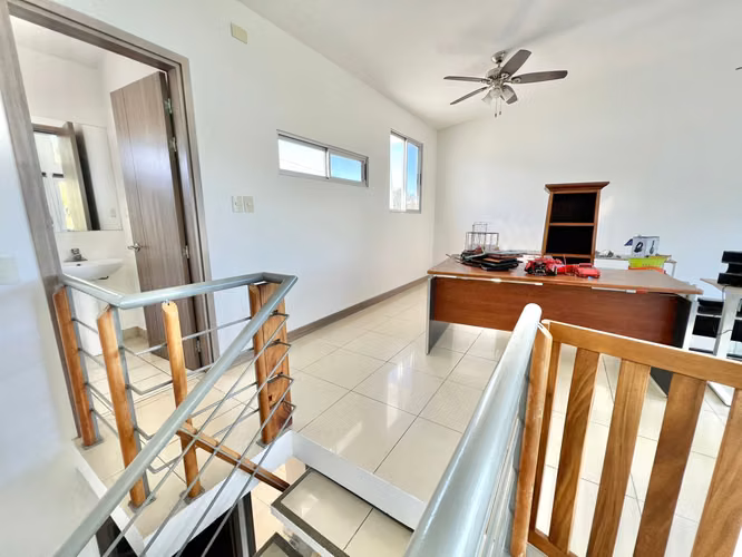 Condominio de tres niveles y cuarto de servicio en Brasil de Mora