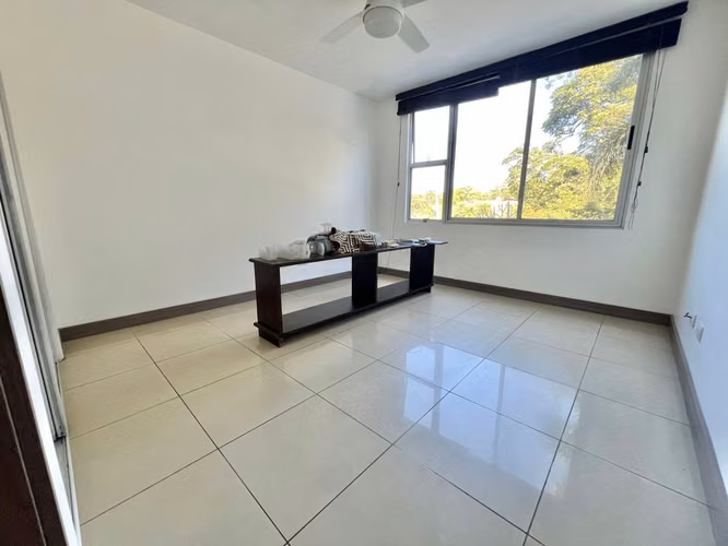 Condominio de tres niveles y cuarto de servicio en Brasil de Mora