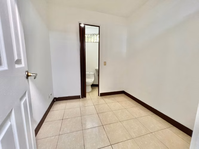 Condominio de tres niveles y cuarto de servicio en Brasil de Mora