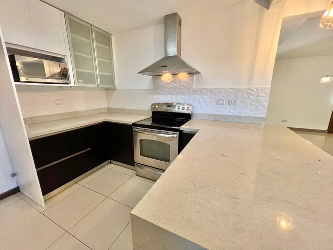 Condominio de tres niveles y cuarto de servicio en Brasil de Mora