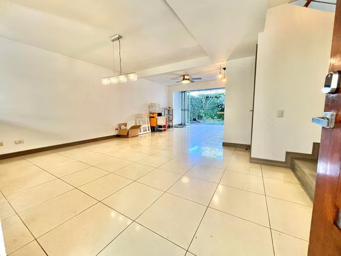 Condominio de tres niveles y cuarto de servicio en Brasil de Mora