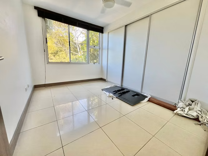 Condominio de tres niveles y cuarto de servicio en Brasil de Mora