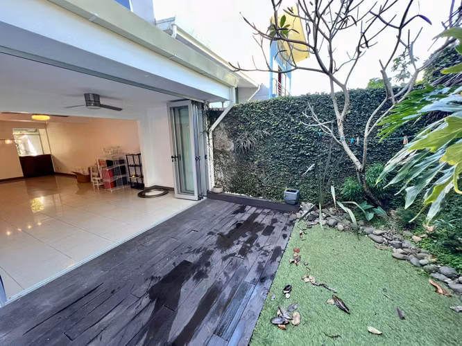 Condominio de tres niveles y cuarto de servicio en Brasil de Mora