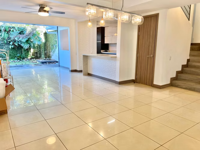 Condominio de tres niveles y cuarto de servicio en Brasil de Mora