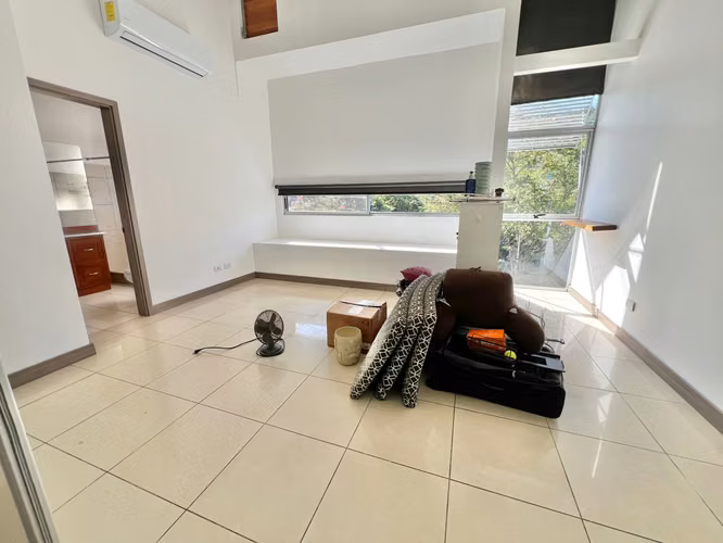 Condominio de tres niveles y cuarto de servicio en Brasil de Mora