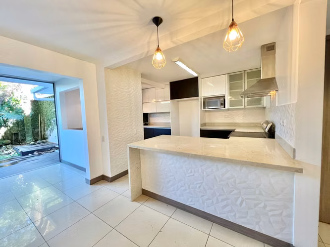 Condominio de tres niveles y cuarto de servicio en Brasil de Mora
