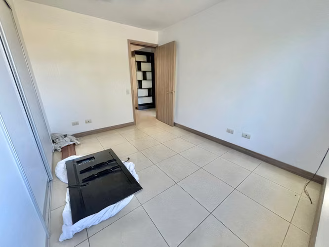 Condominio de tres niveles y cuarto de servicio en Brasil de Mora