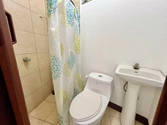 Condominio de tres niveles y cuarto de servicio en Brasil de Mora