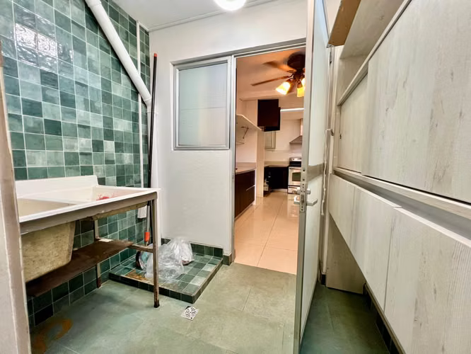 Condominio de tres niveles y cuarto de servicio en Brasil de Mora