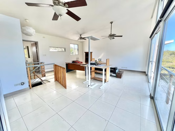 Condominio de tres niveles y cuarto de servicio en Brasil de Mora