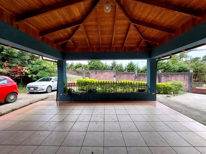 Venta de casa en Angeles San Rafael Heredia en lote de 1993 m2