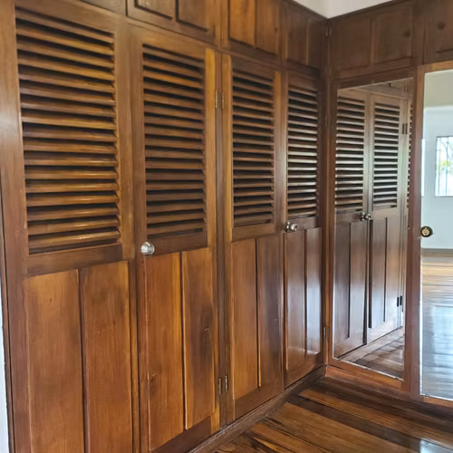 CASA CON 7 ESPACIOS DE OFICINA EN LOS YOSES