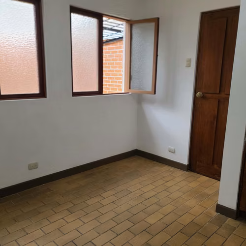 CASA CON 7 ESPACIOS DE OFICINA EN LOS YOSES