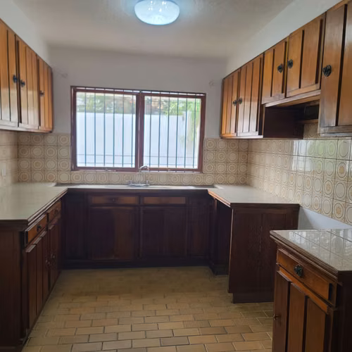 CASA CON 7 ESPACIOS DE OFICINA EN LOS YOSES