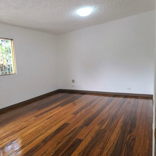CASA CON 7 ESPACIOS DE OFICINA EN LOS YOSES