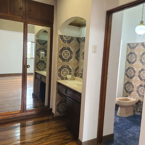 CASA CON 7 ESPACIOS DE OFICINA EN LOS YOSES