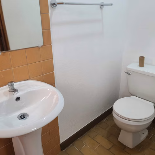 CASA CON 7 ESPACIOS DE OFICINA EN LOS YOSES