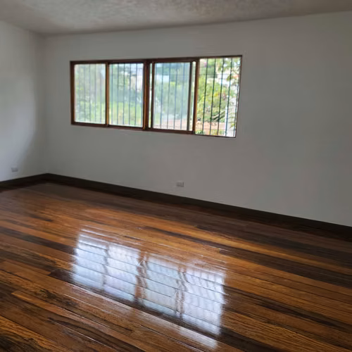 CASA CON 7 ESPACIOS DE OFICINA EN LOS YOSES