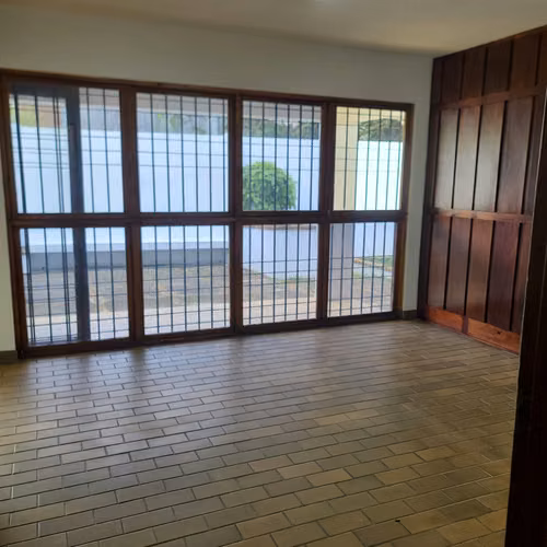 CASA CON 7 ESPACIOS DE OFICINA EN LOS YOSES