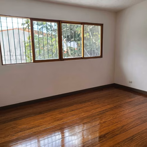CASA CON 7 ESPACIOS DE OFICINA EN LOS YOSES