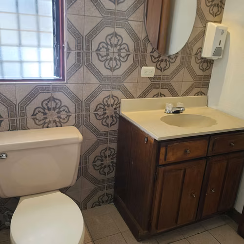 CASA CON 7 ESPACIOS DE OFICINA EN LOS YOSES