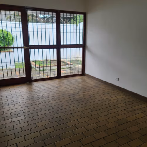 CASA CON 7 ESPACIOS DE OFICINA EN LOS YOSES