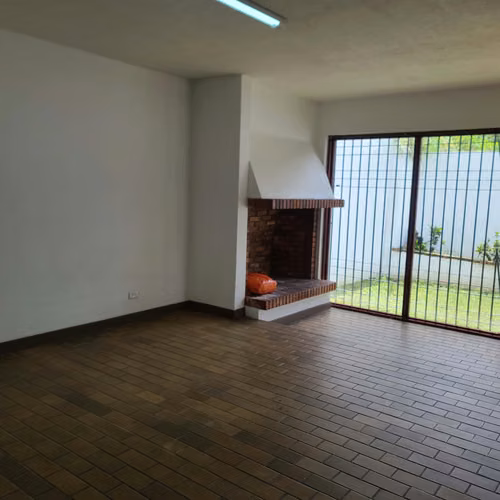 CASA CON 7 ESPACIOS DE OFICINA EN LOS YOSES