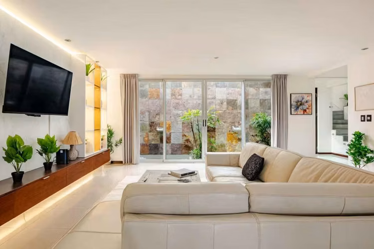 ALQUILER DE CASA MODERNA AMUEBLADA EN SANTA ANA - Imagen 2
