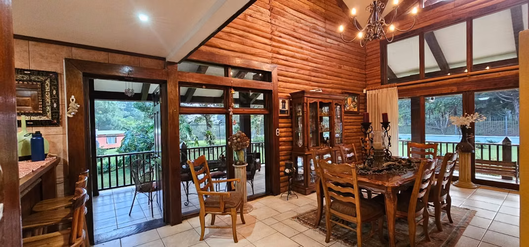 Lujosa y espaciosa casa rústica en El Tirol, San Rafael, Heredia