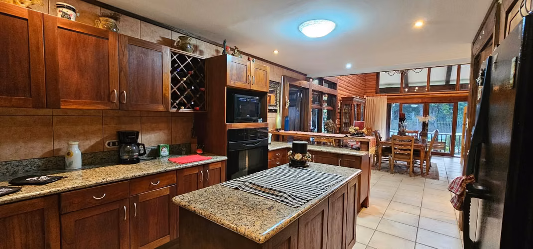 Lujosa y espaciosa casa rústica en El Tirol, San Rafael, Heredia
