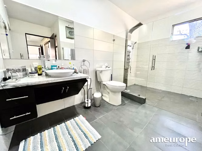 POZOS DE SANTA ANA! LUJOSA CASA FULL AMUEBLADA DE 4 HAB/3.5/JARDIN - Imagen 13
