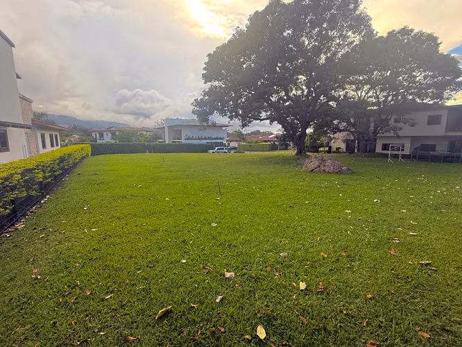 TERRENO EN VENTA CONDOMINIO LA HACIENDA RÍO ORO SANTA ANA JV561
