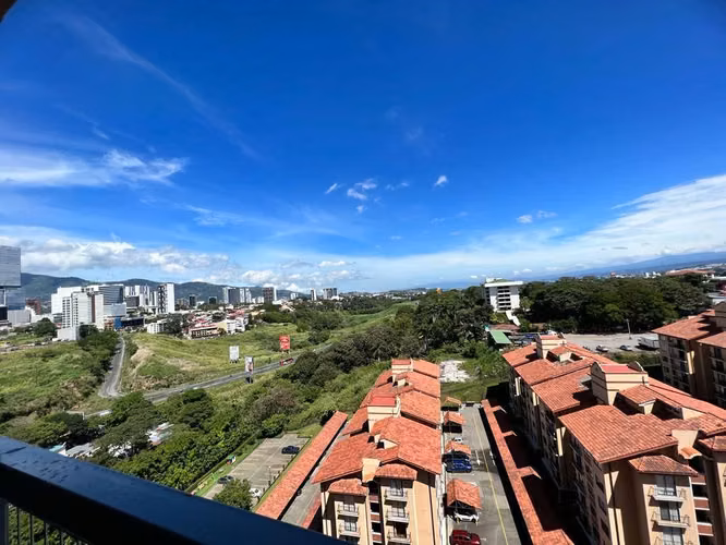 Se vende hermoso apartamento amueblado en condominio en La Uruca - Imagen 11